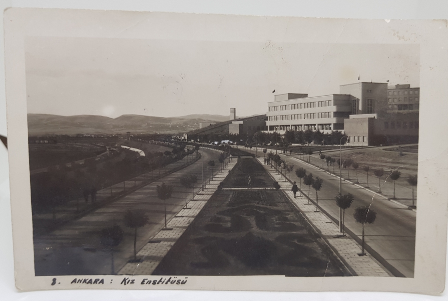 1939 TARİHLİ ANKARA KIZ ENSTİTÜSÜ GÖRSELLİ SİYAH-BEYAZ FOTOĞRAF