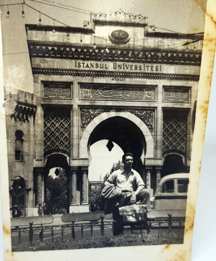 İSTANBUL ÜNİVERSİTESİ GİRİŞİ GÖRSELLİ SİYAH-BEYAZ FOTOĞRAF