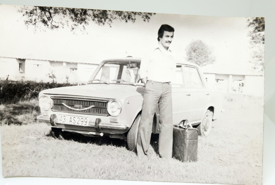 MURAT 131 İLE SAHİBİ GÖRSELLİ SİYAH-BEYAZ FOTOĞRAF