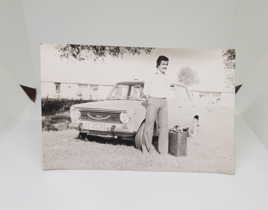 MURAT 131 İLE SAHİBİ GÖRSELLİ SİYAH-BEYAZ FOTOĞRAF