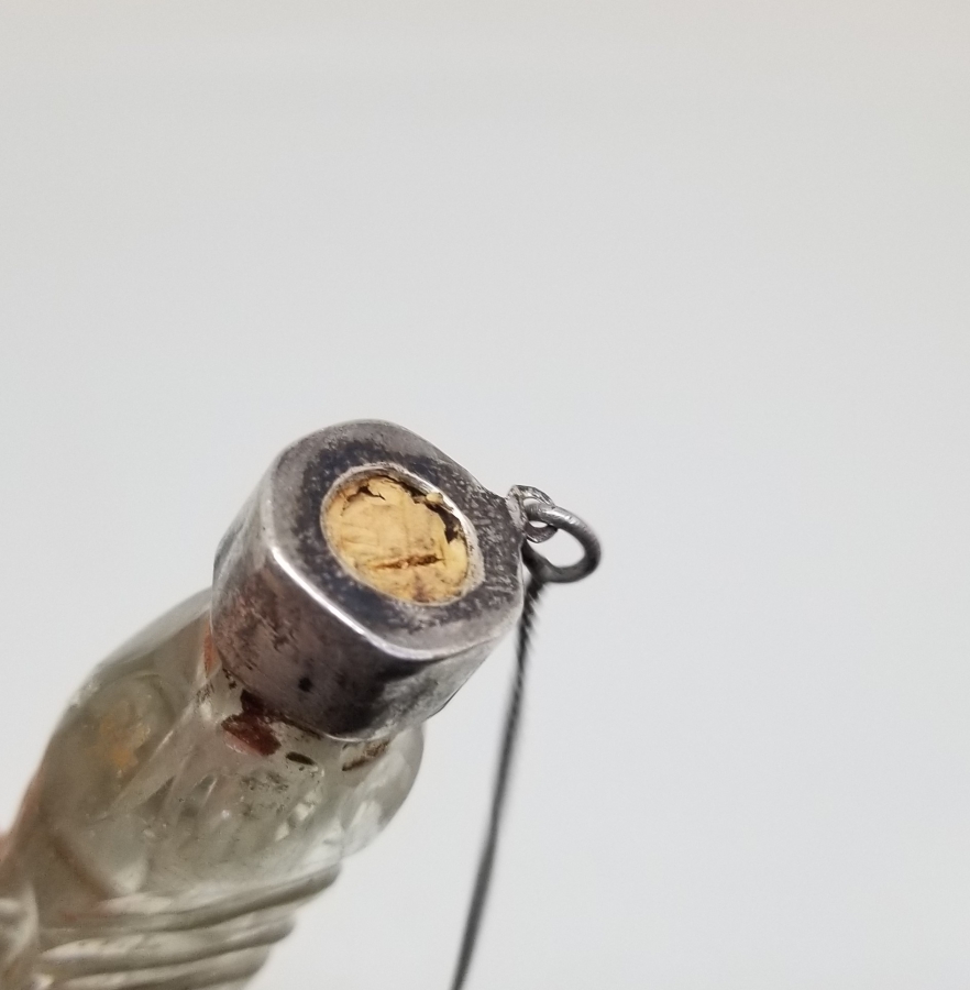 ÜZERİ ALTIN VERMEYLİ GÜMÜŞ KAPAKLI OSMANLI DÖNEMİ NADİR BEYKOZ PARFÜM ŞİŞESİ