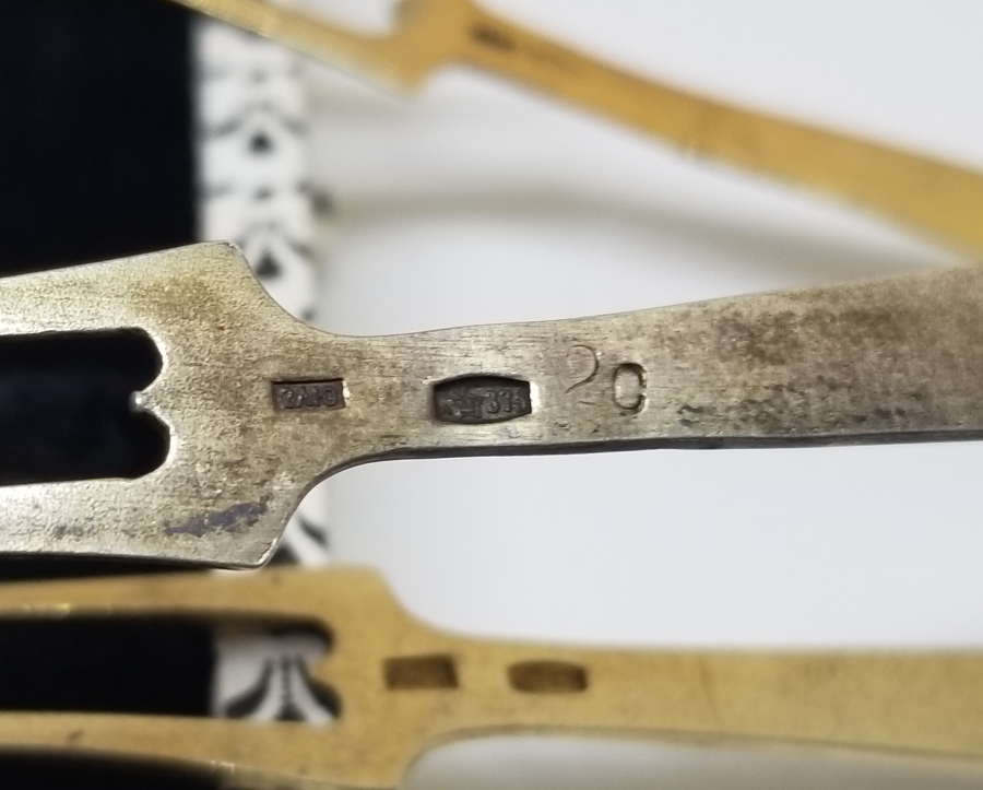 ORİJİNAL KUTUSUNDA MİNE İŞÇİLİKLİ ANTİKA GÜMÜŞ SOVYET ÇATAL TAKIMI