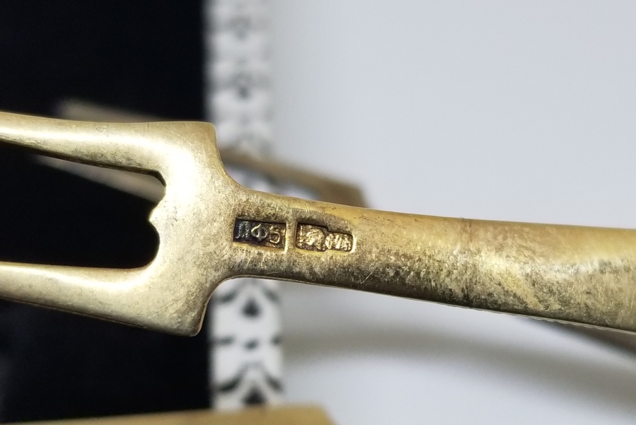 ORİJİNAL KUTUSUNDA MİNE İŞÇİLİKLİ ANTİKA GÜMÜŞ SOVYET ÇATAL TAKIMI