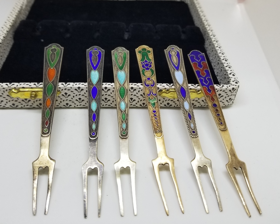 ORİJİNAL KUTUSUNDA MİNE İŞÇİLİKLİ ANTİKA GÜMÜŞ SOVYET ÇATAL TAKIMI