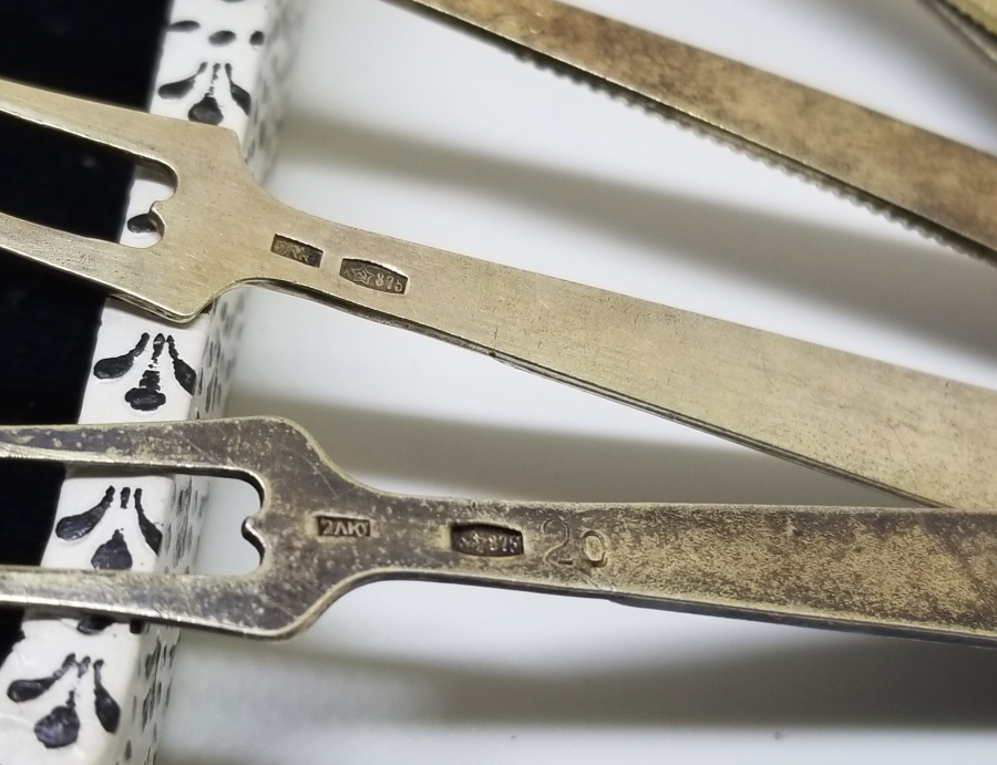 ORİJİNAL KUTUSUNDA MİNE İŞÇİLİKLİ ANTİKA GÜMÜŞ SOVYET ÇATAL TAKIMI