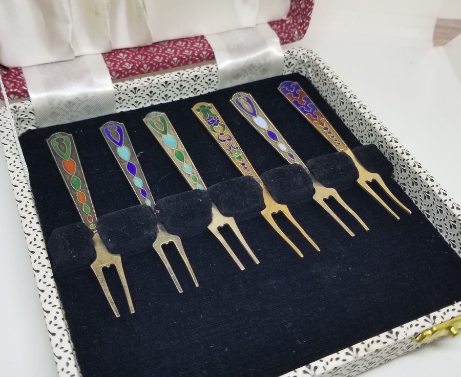 ORİJİNAL KUTUSUNDA MİNE İŞÇİLİKLİ ANTİKA GÜMÜŞ SOVYET ÇATAL TAKIMI