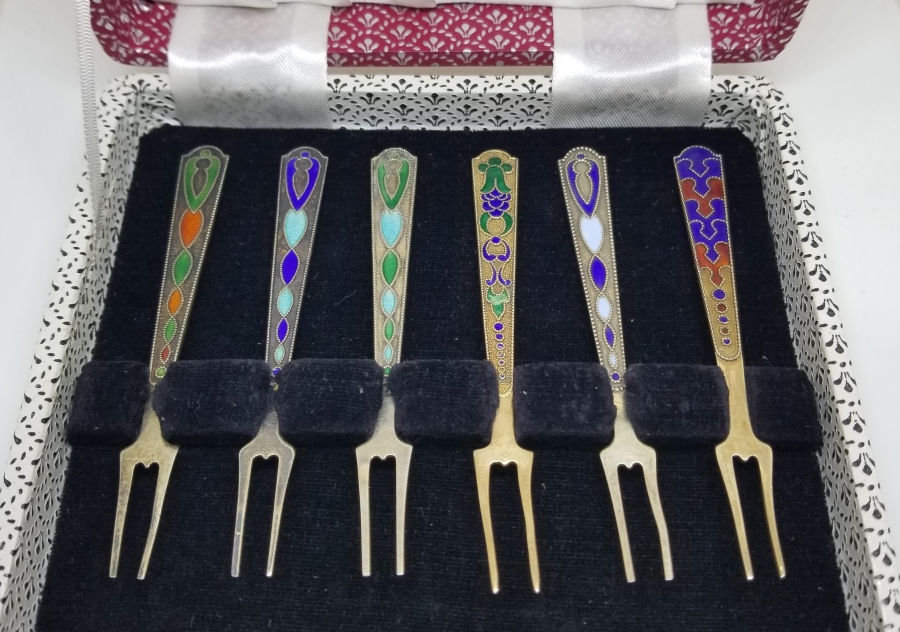 ORİJİNAL KUTUSUNDA MİNE İŞÇİLİKLİ ANTİKA GÜMÜŞ SOVYET ÇATAL TAKIMI