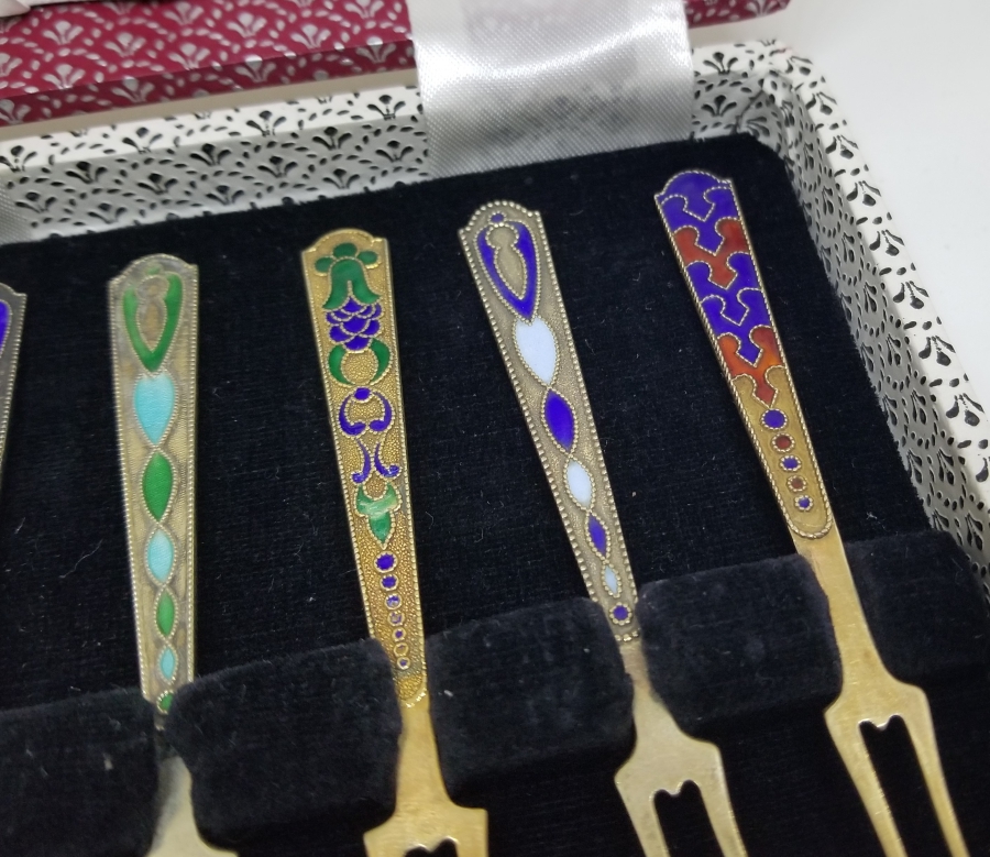 ORİJİNAL KUTUSUNDA MİNE İŞÇİLİKLİ ANTİKA GÜMÜŞ SOVYET ÇATAL TAKIMI