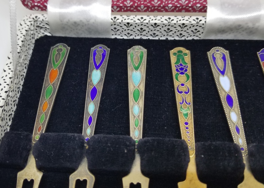 ORİJİNAL KUTUSUNDA MİNE İŞÇİLİKLİ ANTİKA GÜMÜŞ SOVYET ÇATAL TAKIMI