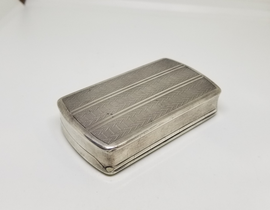 AZNAVUR İŞÇİLİKLİ VE İNSİYALLİ ANTİKA GÜMÜŞ SİGARA TABAKASI