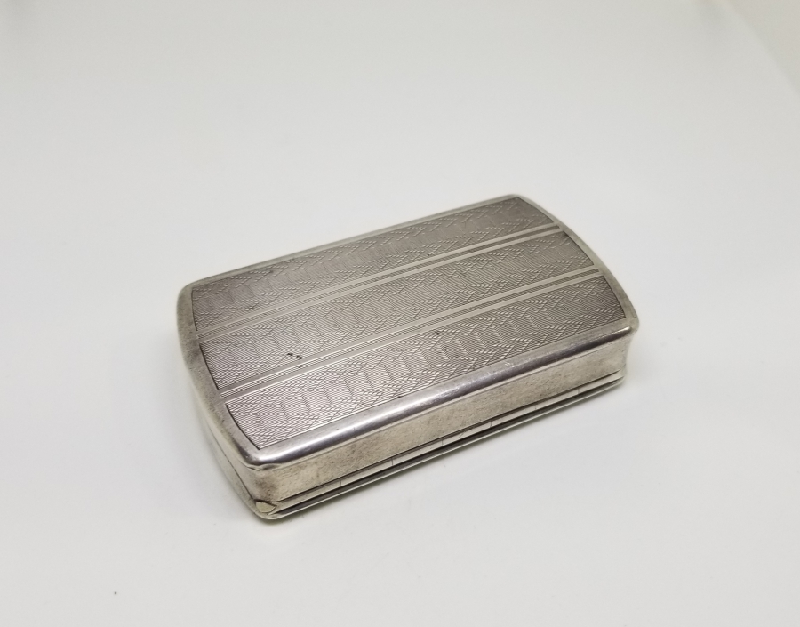 AZNAVUR İŞÇİLİKLİ VE İNSİYALLİ ANTİKA GÜMÜŞ SİGARA TABAKASI