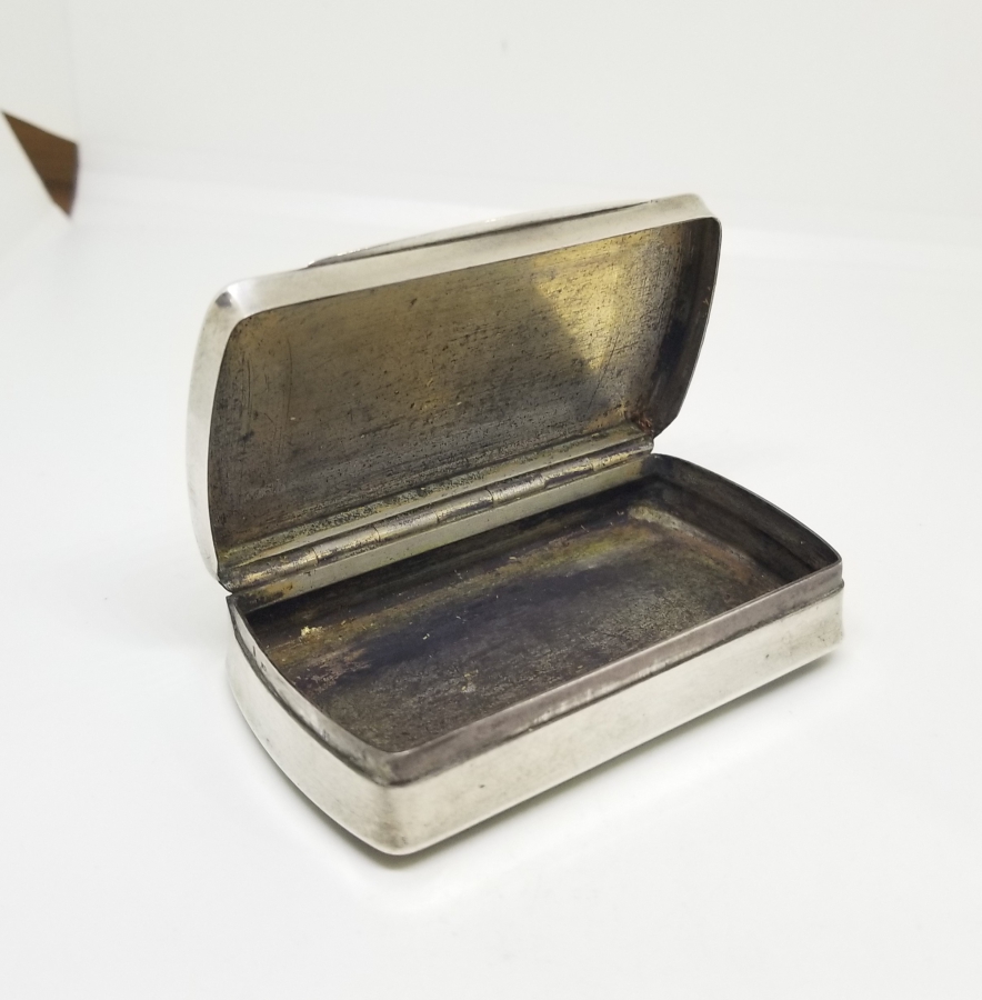 AZNAVUR İŞÇİLİKLİ VE İNSİYALLİ ANTİKA GÜMÜŞ SİGARA TABAKASI