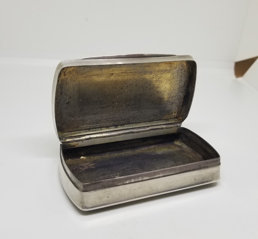 AZNAVUR İŞÇİLİKLİ VE İNSİYALLİ ANTİKA GÜMÜŞ SİGARA TABAKASI