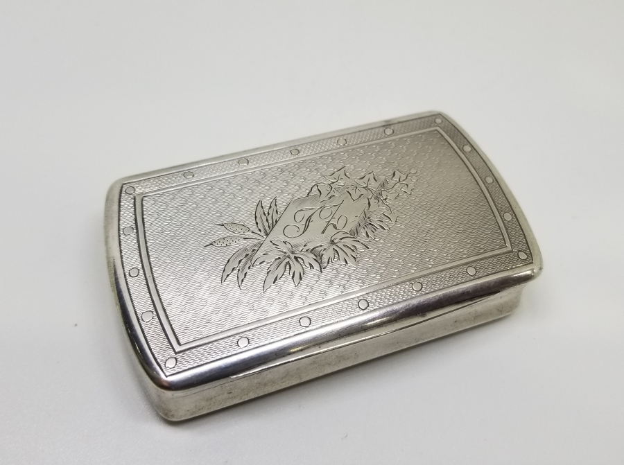 AZNAVUR İŞÇİLİKLİ VE İNSİYALLİ ANTİKA GÜMÜŞ SİGARA TABAKASI