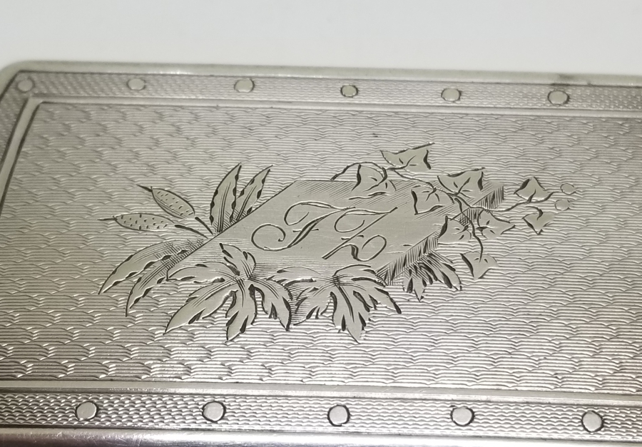 AZNAVUR İŞÇİLİKLİ VE İNSİYALLİ ANTİKA GÜMÜŞ SİGARA TABAKASI