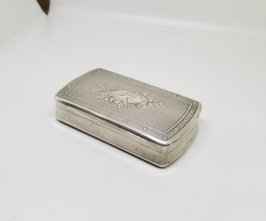 AZNAVUR İŞÇİLİKLİ VE İNSİYALLİ ANTİKA GÜMÜŞ SİGARA TABAKASI