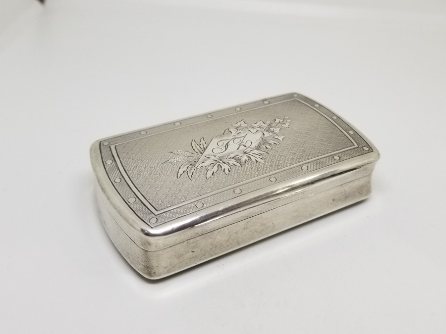 AZNAVUR İŞÇİLİKLİ VE İNSİYALLİ ANTİKA GÜMÜŞ SİGARA TABAKASI