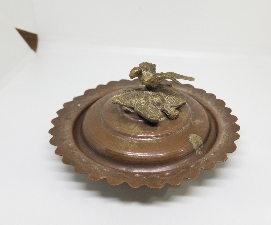 ÜZERİ KALEM İŞÇİLİKLİ VE KUŞLU ANTİKA KAPAKLI MAMA KABI