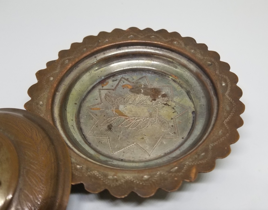 ÜZERİ KALEM İŞÇİLİKLİ VE KUŞLU ANTİKA KAPAKLI MAMA KABI