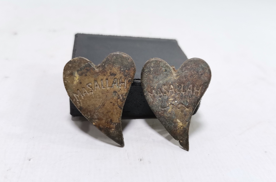 ÜZERİ MAŞALLAH YAZILI İKİ ADET ANTİKA AT DÖŞLÜĞÜ PARÇASI