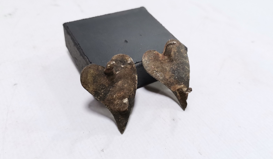 ÜZERİ MAŞALLAH YAZILI İKİ ADET ANTİKA AT DÖŞLÜĞÜ PARÇASI