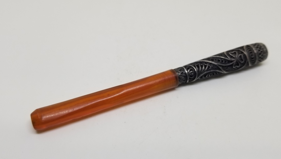 OSMANLI DÖNEMİ TELKARİ İŞÇİLİKLİ VE KEHRİBAR EMZİKLİ GÜMÜŞ SİGARA AĞIZLIĞI