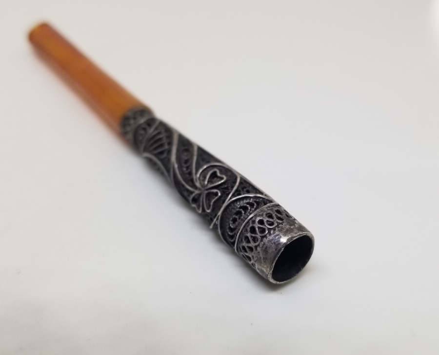 OSMANLI DÖNEMİ TELKARİ İŞÇİLİKLİ VE KEHRİBAR EMZİKLİ GÜMÜŞ SİGARA AĞIZLIĞI