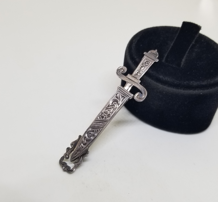 ÜZERİ KALEM VE TESTERE İŞÇİLİKLİ TAMAMI EL YAPIMI GÜMÜŞ FRANSIZ BROŞ