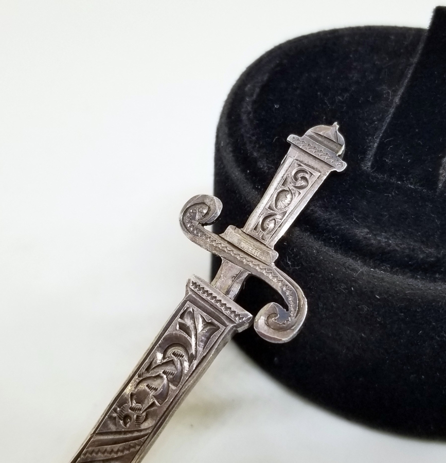 ÜZERİ KALEM VE TESTERE İŞÇİLİKLİ TAMAMI EL YAPIMI GÜMÜŞ FRANSIZ BROŞ