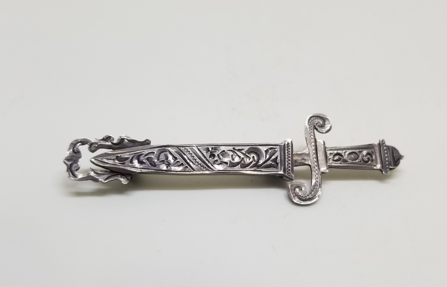 ÜZERİ KALEM VE TESTERE İŞÇİLİKLİ TAMAMI EL YAPIMI GÜMÜŞ FRANSIZ BROŞ