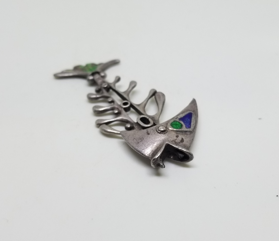 ÜZERİ MİNE İŞÇİLİKLİ BALIK FORMLU ANTİKA GÜMÜŞ OBJE