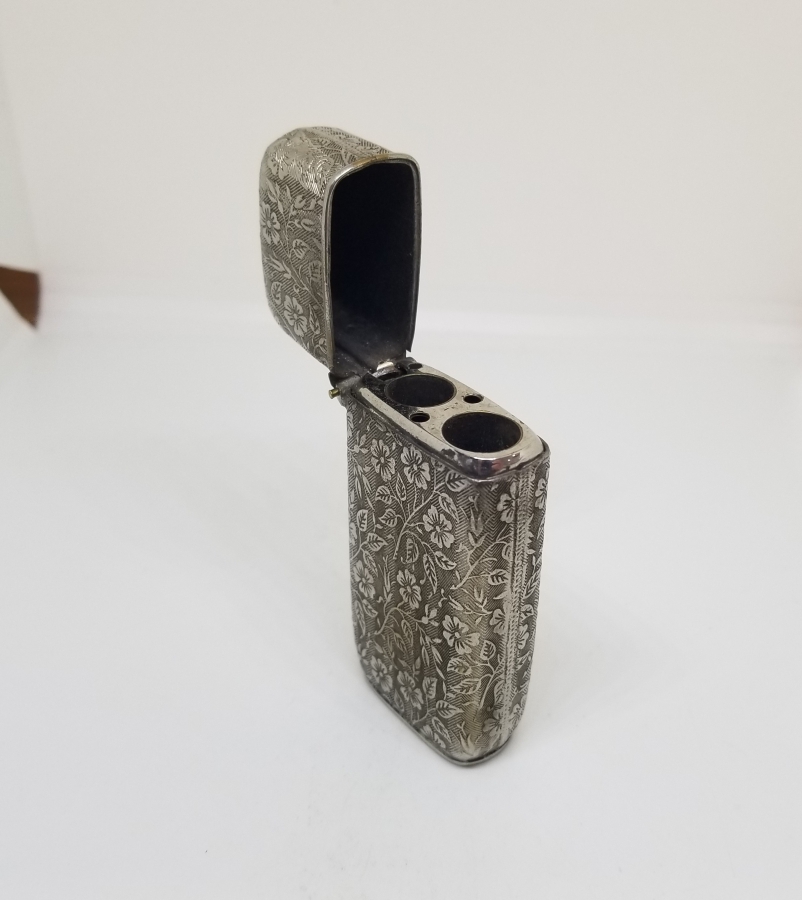 NADİR FORMDA KABARTMA İŞÇİLİKLİ ÇAKMAK FORMUNDA ANTİKA KİBRİTLİK