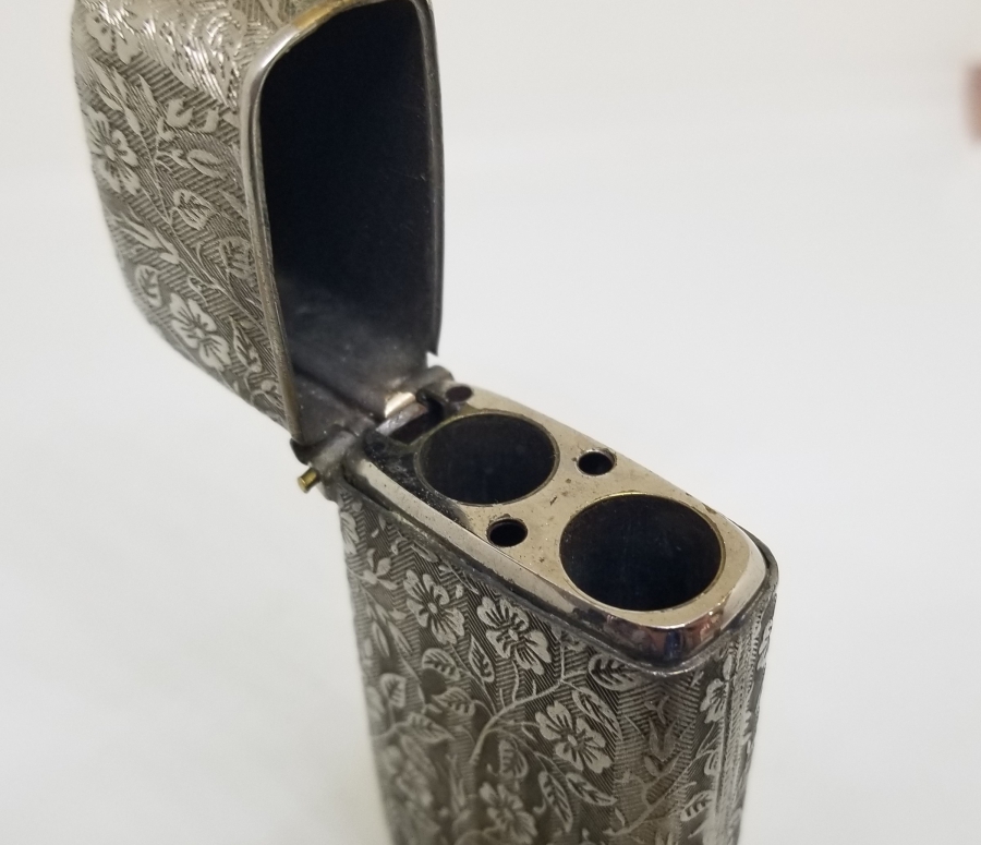 NADİR FORMDA KABARTMA İŞÇİLİKLİ ÇAKMAK FORMUNDA ANTİKA KİBRİTLİK