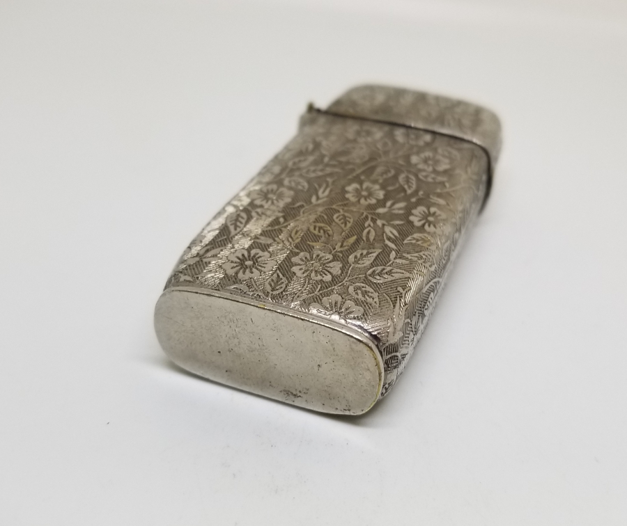 NADİR FORMDA KABARTMA İŞÇİLİKLİ ÇAKMAK FORMUNDA ANTİKA KİBRİTLİK