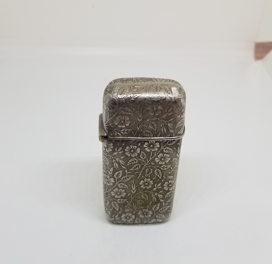 NADİR FORMDA KABARTMA İŞÇİLİKLİ ÇAKMAK FORMUNDA ANTİKA KİBRİTLİK