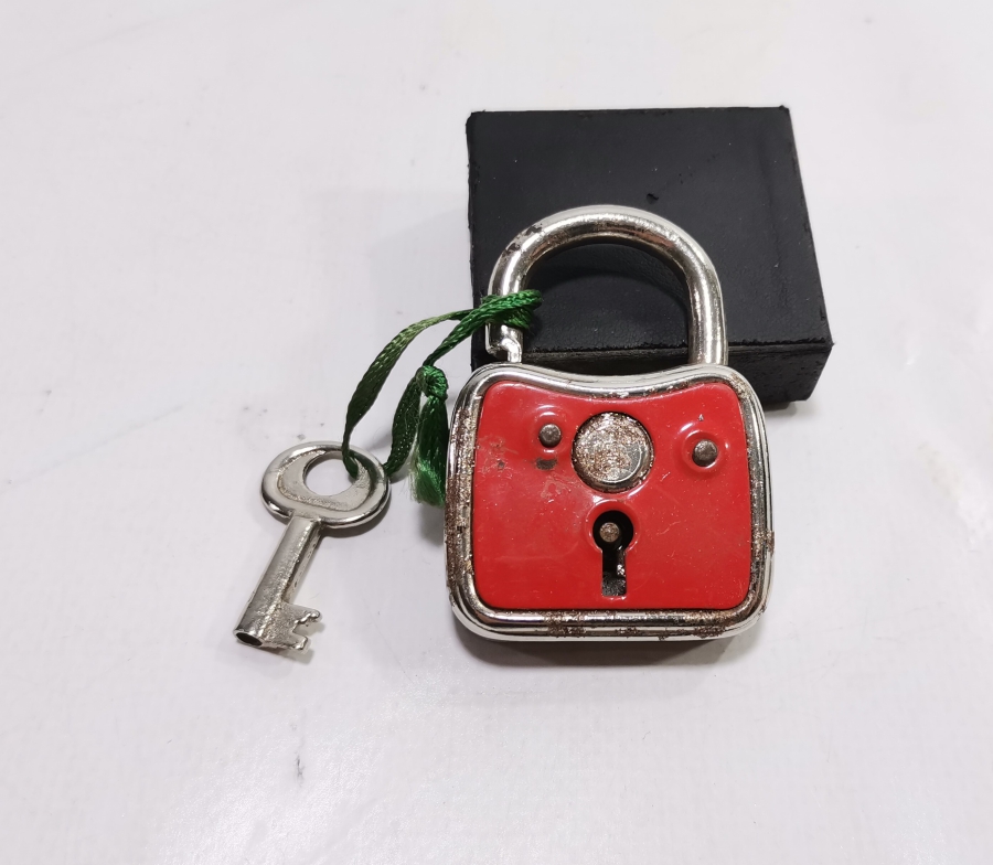 ORİJİNAL ANAHTARIYLA ANTİKA KİLİT