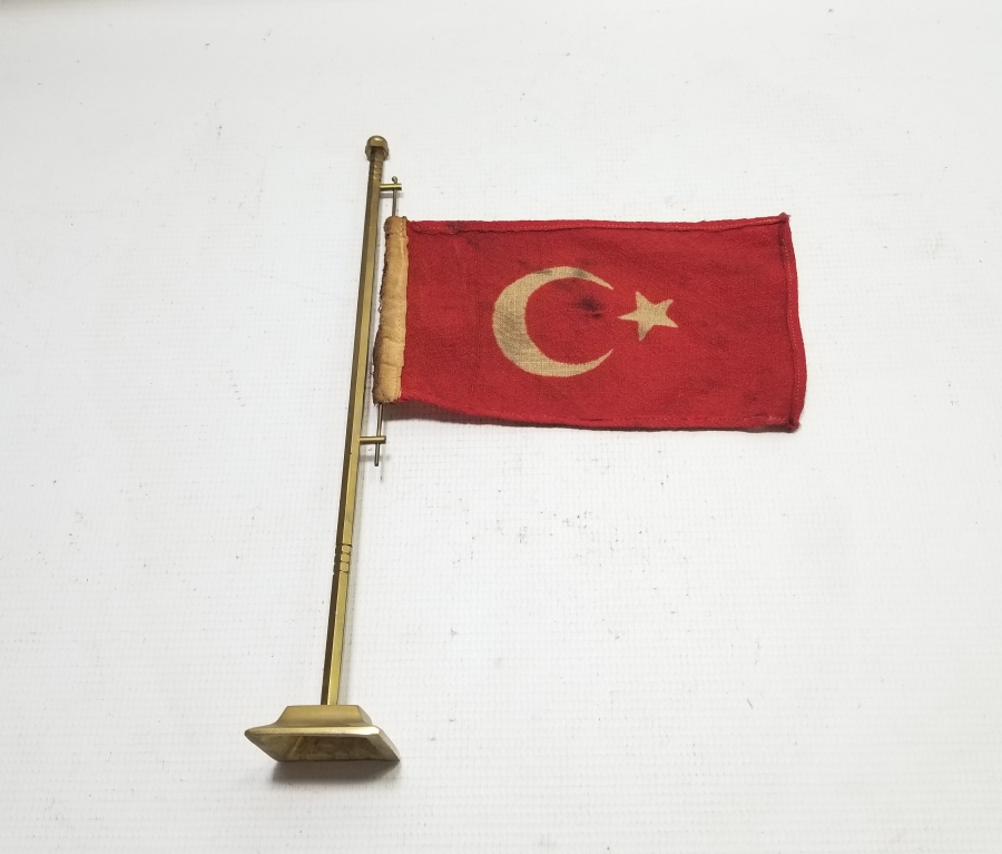 CUMHURİYET BAŞLARI KÖK BOYA İŞÇİLİKLİ NADİR ASKERİ MASA FLAMASI