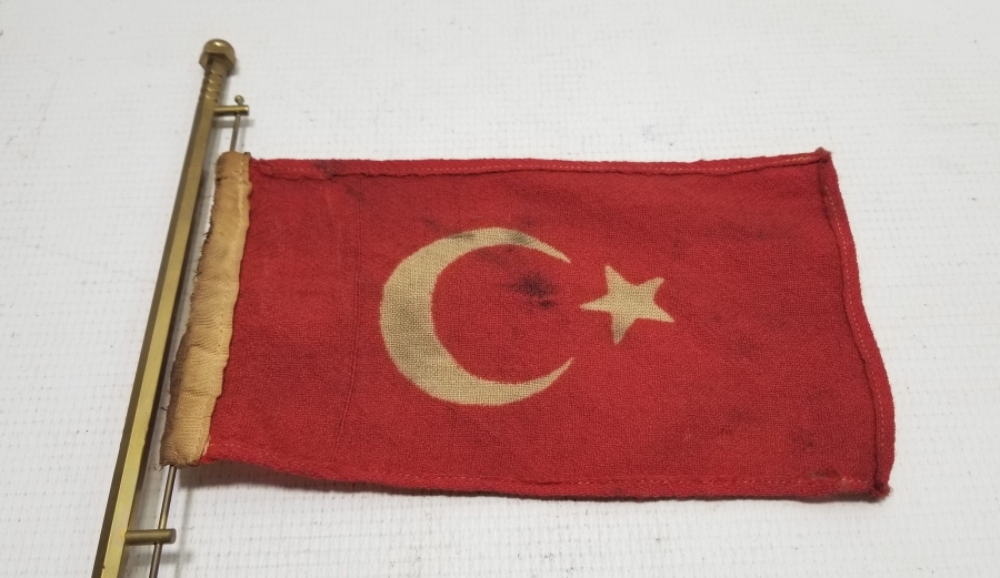 CUMHURİYET BAŞLARI KÖK BOYA İŞÇİLİKLİ NADİR ASKERİ MASA FLAMASI