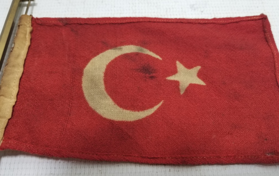 CUMHURİYET BAŞLARI KÖK BOYA İŞÇİLİKLİ NADİR ASKERİ MASA FLAMASI