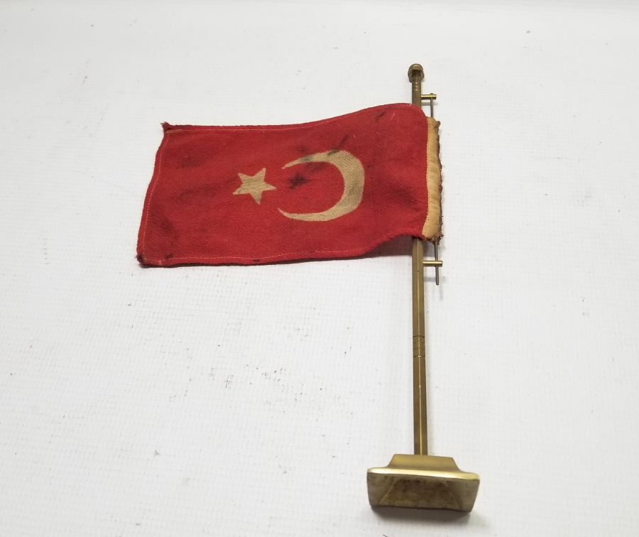 CUMHURİYET BAŞLARI KÖK BOYA İŞÇİLİKLİ NADİR ASKERİ MASA FLAMASI