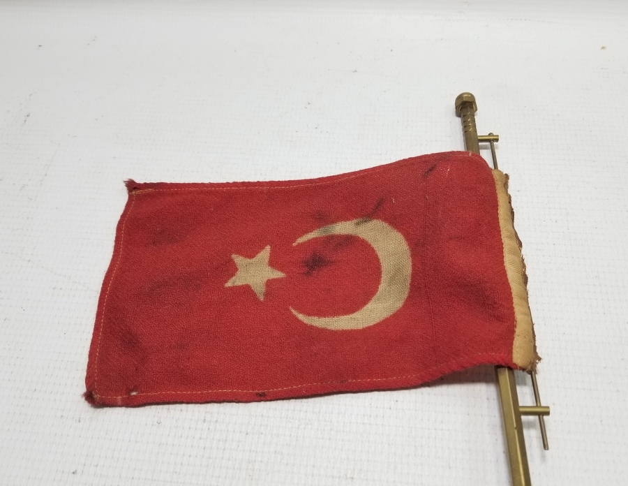 CUMHURİYET BAŞLARI KÖK BOYA İŞÇİLİKLİ NADİR ASKERİ MASA FLAMASI