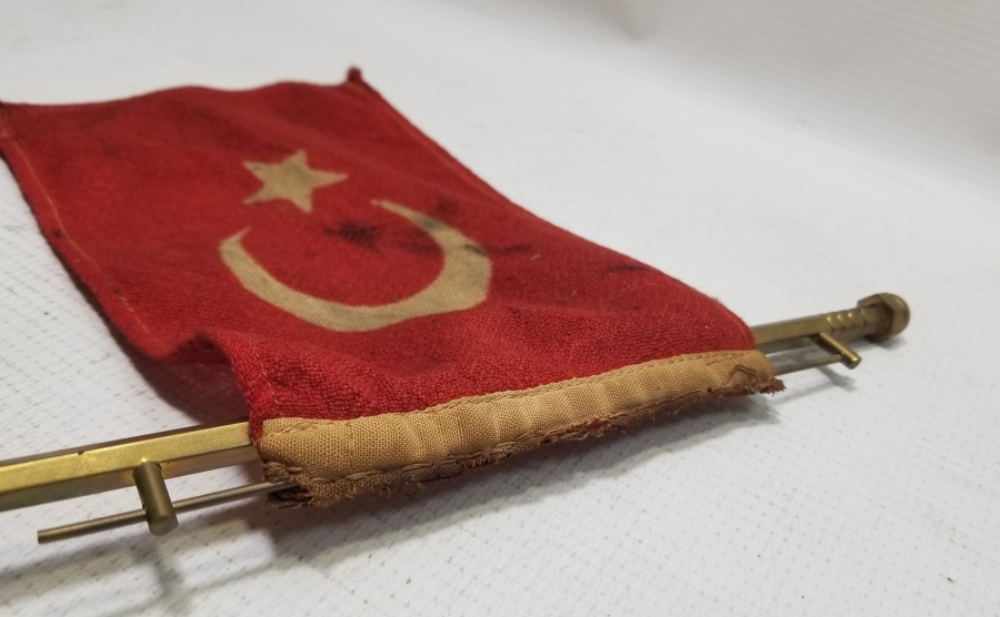 CUMHURİYET BAŞLARI KÖK BOYA İŞÇİLİKLİ NADİR ASKERİ MASA FLAMASI