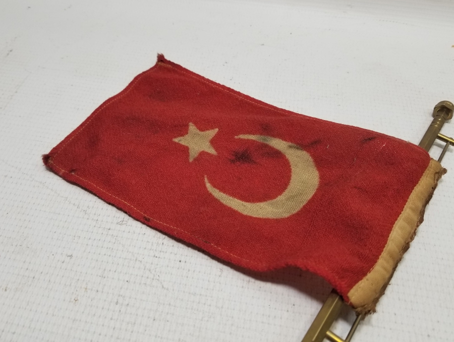 CUMHURİYET BAŞLARI KÖK BOYA İŞÇİLİKLİ NADİR ASKERİ MASA FLAMASI