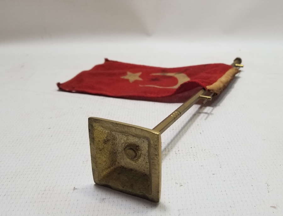 CUMHURİYET BAŞLARI KÖK BOYA İŞÇİLİKLİ NADİR ASKERİ MASA FLAMASI