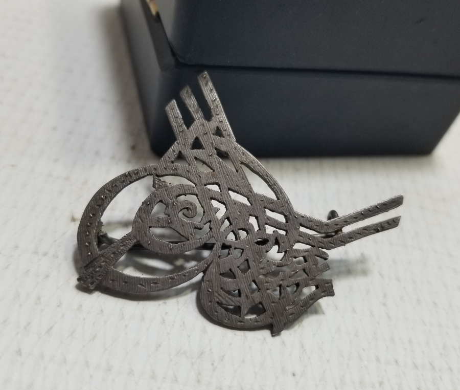 OSMANLI TUĞRASI FORMUNDA YAPILMIŞ TESTERE İŞÇİLİKLİ GÜMÜŞ BROŞ