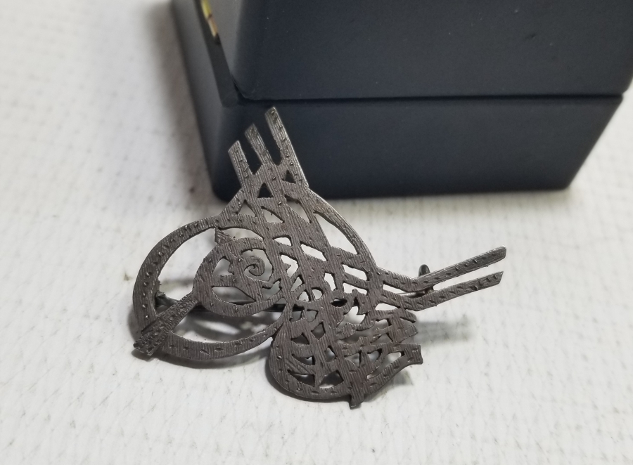 OSMANLI TUĞRASI FORMUNDA YAPILMIŞ TESTERE İŞÇİLİKLİ GÜMÜŞ BROŞ