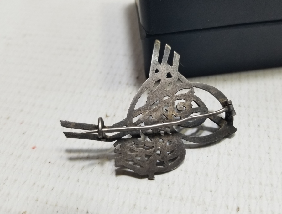 OSMANLI TUĞRASI FORMUNDA YAPILMIŞ TESTERE İŞÇİLİKLİ GÜMÜŞ BROŞ