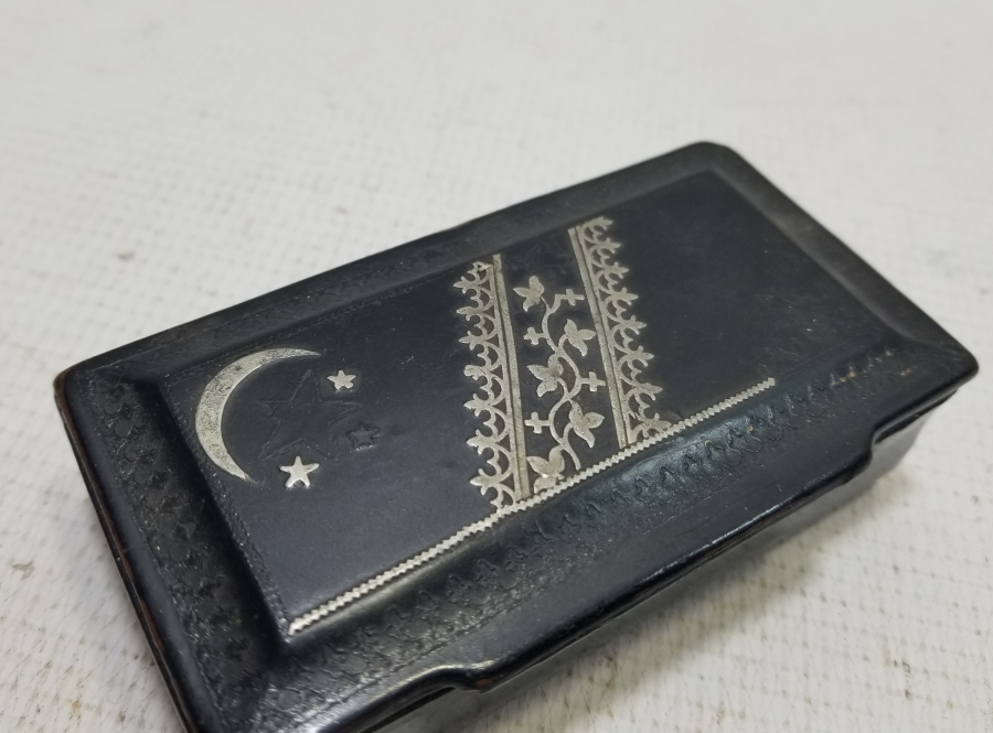 OSMANLI DÖNEMİ GÜMÜŞ ÇAKMA İŞÇİLİKLİ NADİR PAPİER MACHE TÜTÜN TABAKASI