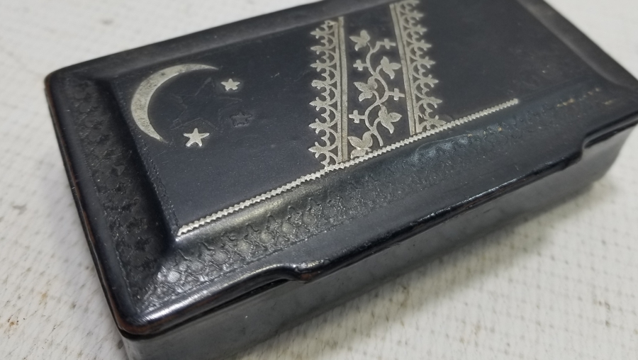 OSMANLI DÖNEMİ GÜMÜŞ ÇAKMA İŞÇİLİKLİ NADİR PAPİER MACHE TÜTÜN TABAKASI