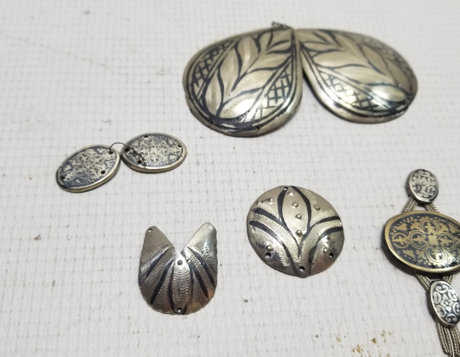 ÜZERLERİ SAVAT İŞÇİLİKLİ ANTİKA TAKI PARÇALARI LOTU